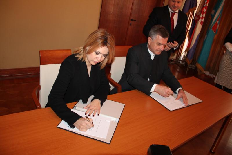 Gradonačelnik Burić i potpredsjednica Vlade i ministrica Opačić potpisali  sporazum o otpisu duga građanima
