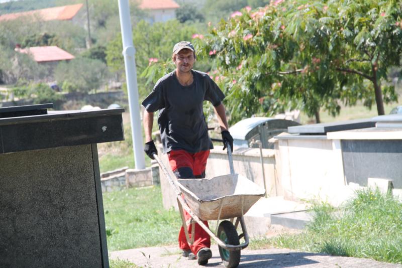 Uređenjem mjesnog groblja počeli javni radovi u Danilu   