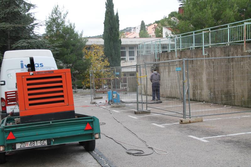 Počeli radovi na sanaciji potpornog zida u Ulici bana Ivana Mažuranića na Šubićevcu