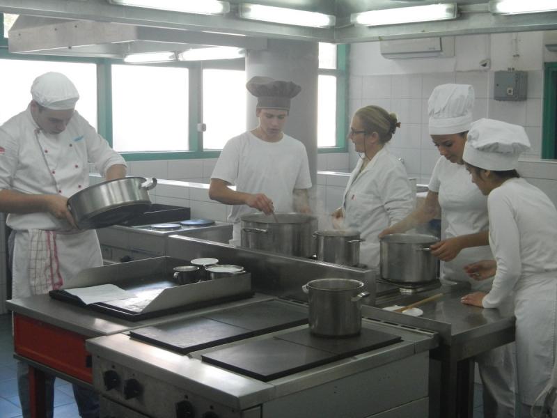 Mladi kuhari u završnim pripremama za „Šestojezični mEnU“