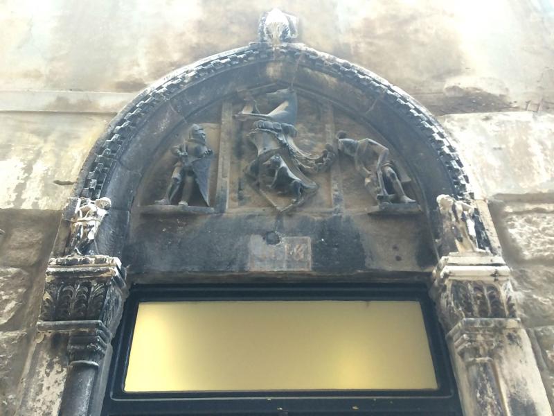 Članovi Kluba prijatelja šibenskih tvrđava obnavljaju gotički portal u gradskoj jezgri