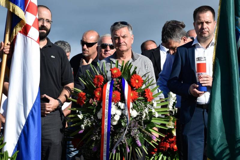 Cvijeće i svijeće u spomen na Marinka Karduma i sve poginule hrvatske branitelje