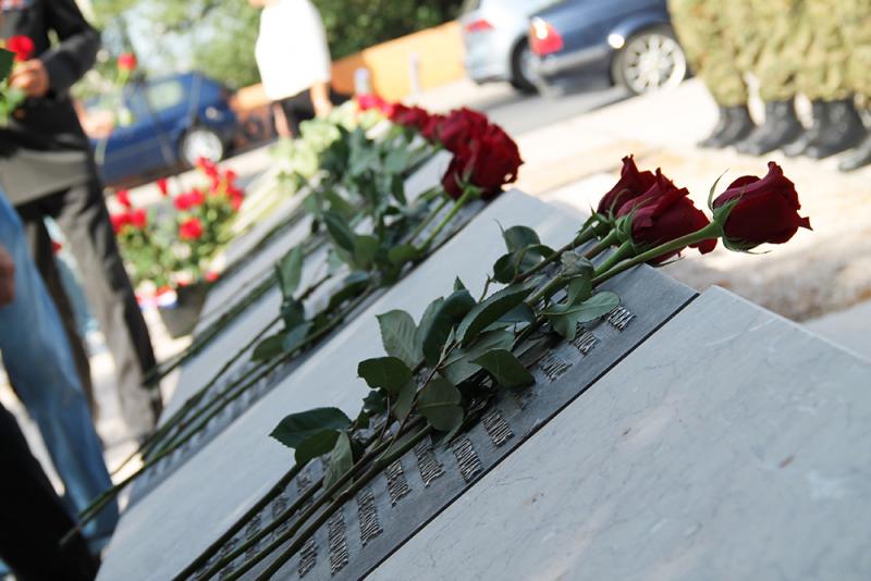 Položeni vijenci u spomen na sve poginule hrvatske branitelje i civilne žrtve Domovinskog rata
