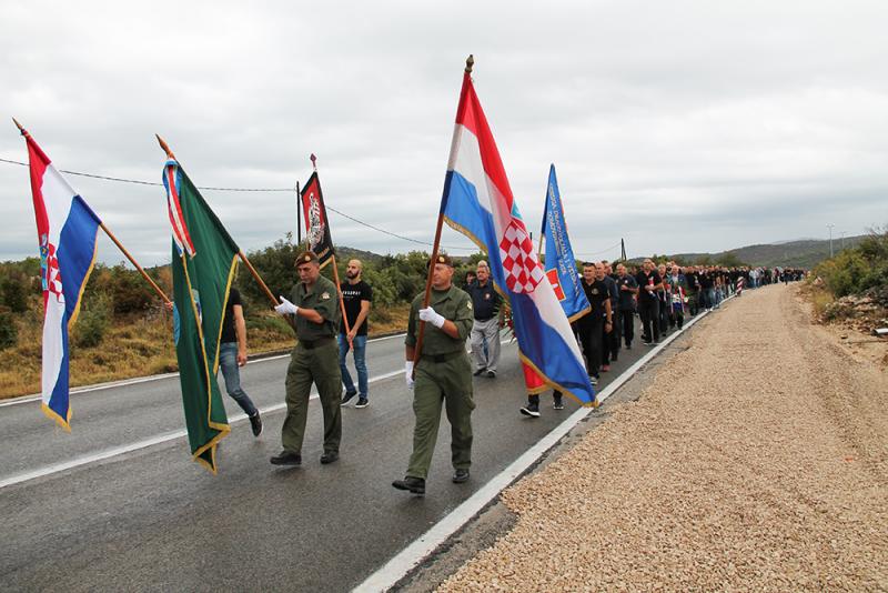 Na šibenskom mostu cvijeće i svijeće u spomen na  Marinka Karduma i  hrvatske branitelje koji su položili život za domovinu
