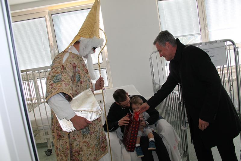 Gradonačelnik, u pratnji sv. Nikole, razveselio mališane na šibenskoj pedijatriji