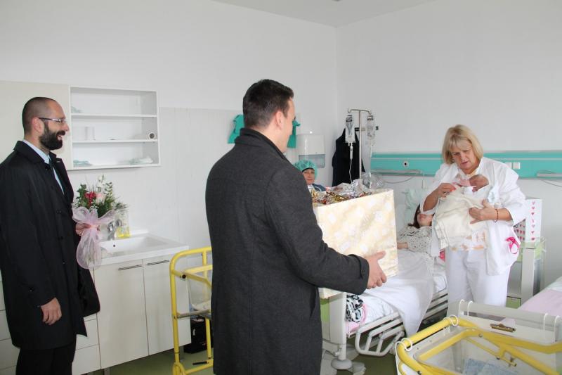 Zamjenici gradonačelnika posjetili prvorođenu bebu u 2018. godini u Šibeniku