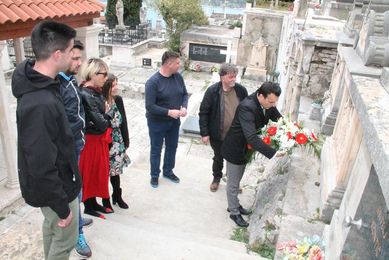 Zamjenik gradonačelnika Paško Rakić i predstavnici Muzeja grada Šibenika položili cvijeće na grobu Roberta Visiania
