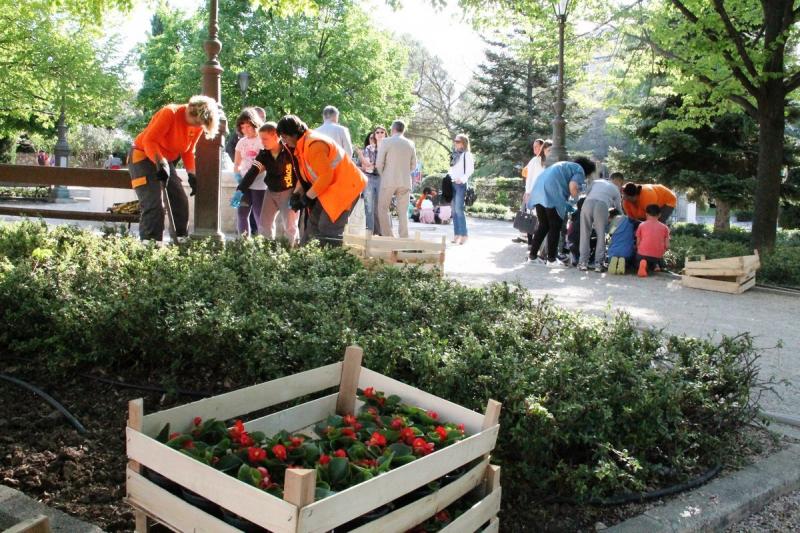 Učenici Katoličke škole i djelatnici Zelenog grada zasadili nove sadnice cvijeća u Perivoju Roberta Visianija
