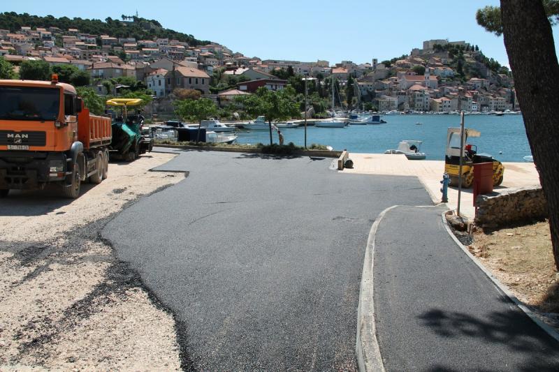 Započelo asfaltiranje prometnice koja povezuje plažu Banj i šetnicu Pekovac 