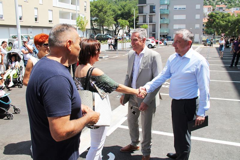  Gradonačelnik Burić i ministar Štromar uručili ključeve stanarima novih POS-ovih stanova