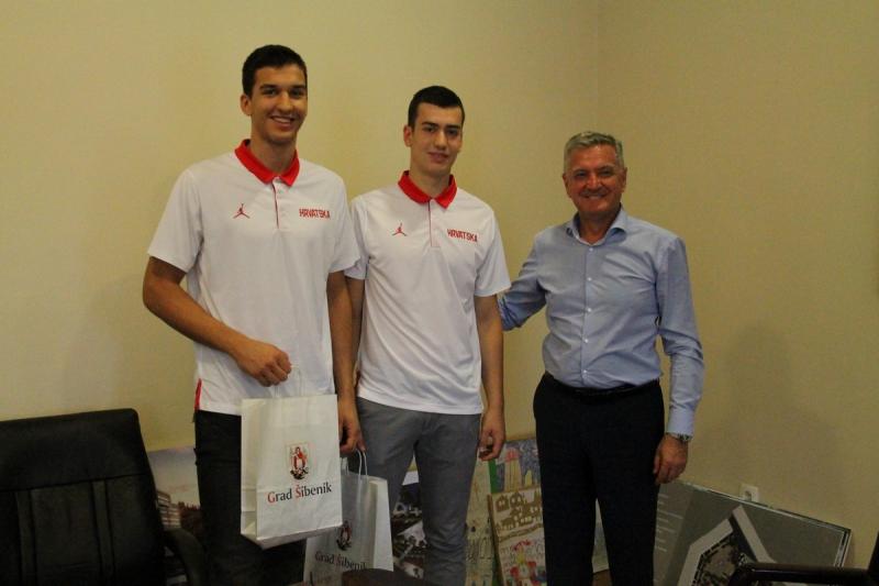 Gradonačelnik Željko Burić primio mlade šibenske srebrne košarkaše