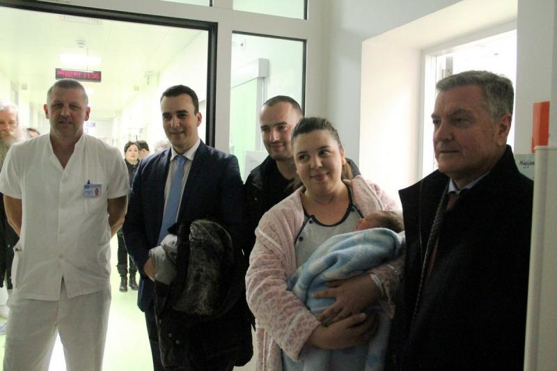 Gradonačelnik Željko Burić posjetio prvorođenu bebu u 2019. godini
