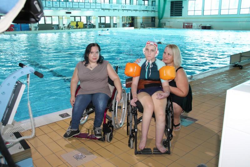 Osobama s invaliditetom na bazenu u Crnici od danas dostupno prijenosno dizalo 