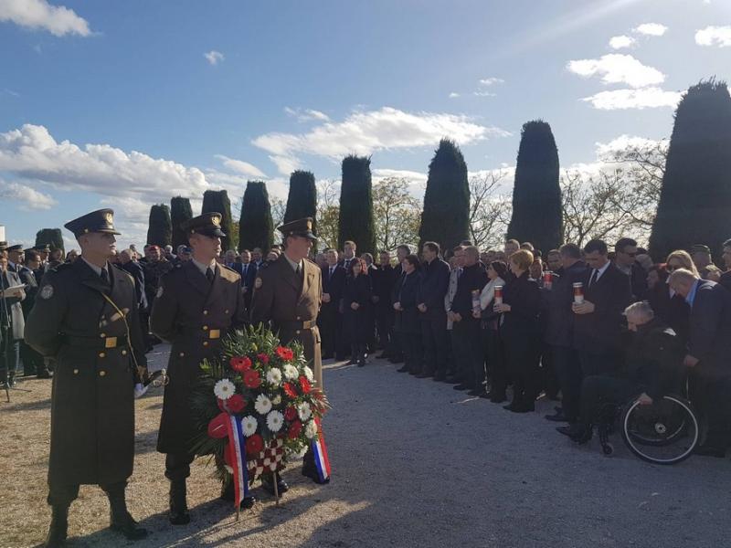 Hrvatska se prisjeća žrtava Vukovara i Škabrnje