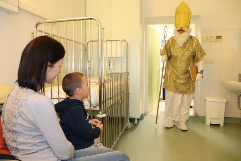 Gradonačelnik i sv. Nikola posjetili mališane na Odjelu pedijatrije 