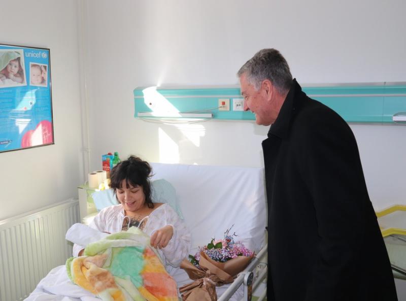 Gradonačelnik Željko Burić posjetio prvorođenu bebu u 2020. godini