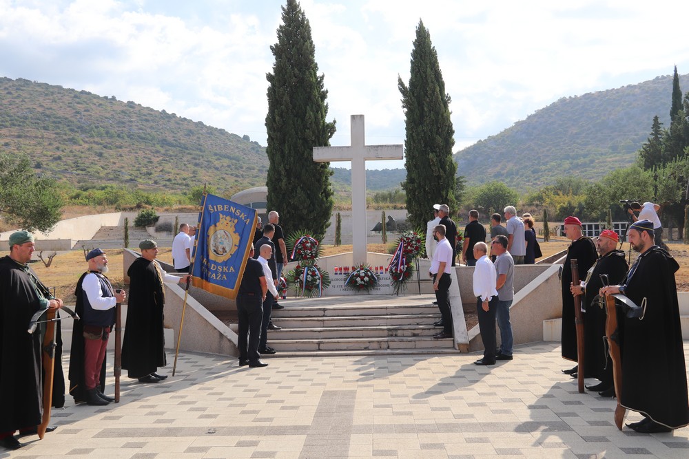 Položeno cvijeće i zapaljene svijeće u spomen na smrtno stradale hrvatske branitelje