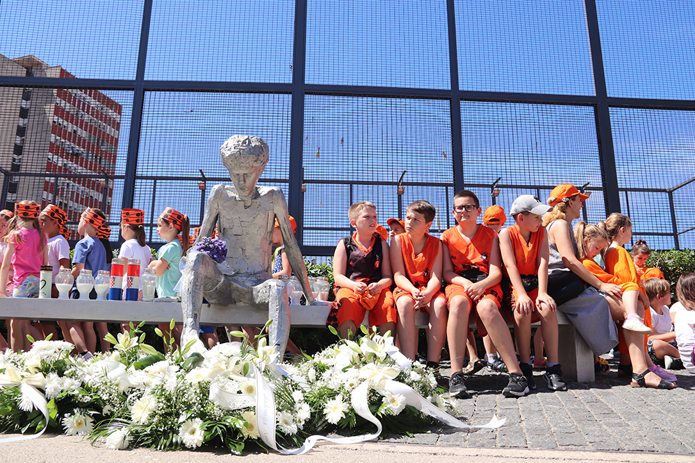 Prigodni program kod Draženovog spomenika na Baldekinu u povodu 31. godišnjice stradanja košarkaške legende